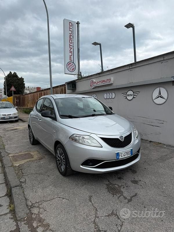 Usata Lancia Ypsilon Gold 95 CV (69 kW) 2016 Grigio Utilitaria