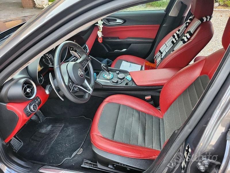 Usata Alfa Romeo Giulia 180 CV (132 kW) 2018 Grigio Berlina