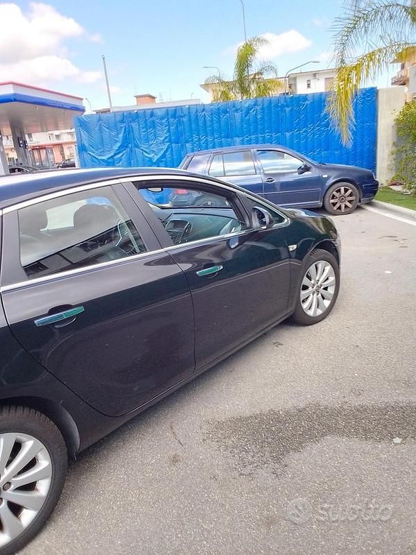 Usata Opel Astra 120 CV (88 kW) 2013 Nero Berlina