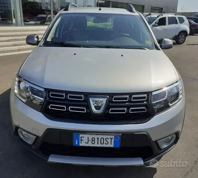 Usata Dacia Sandero Stepway 90 CV (66 kW) 2017 Argento Utilitaria