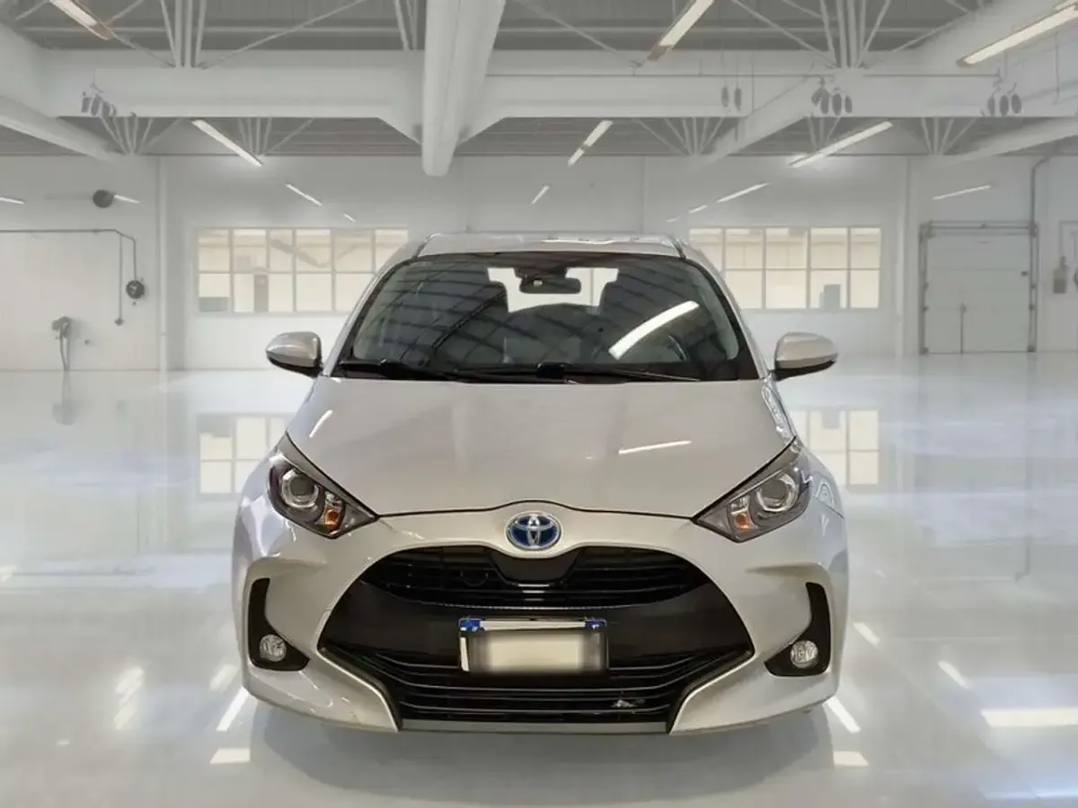 Usata Toyota Yaris Hybrid Business Edition 92 CV (67 kW) 2021 Grigio Berlina