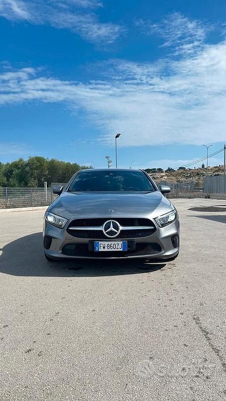 Usata Mercedes 180 116 CV (85 kW) 2019 Grigio Berlina