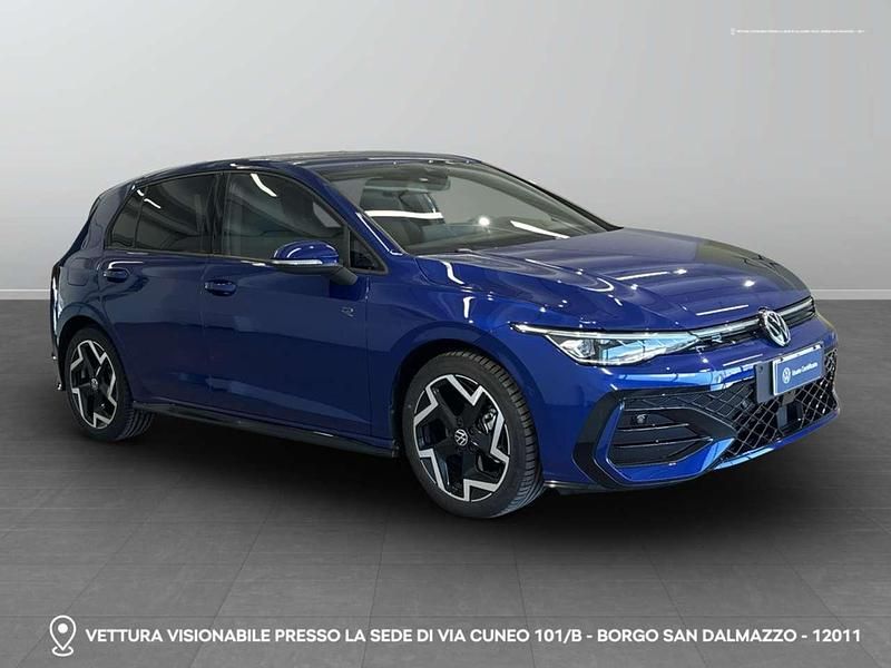 Usata VW Golf VIII R-line Plus 150 CV (110 kW) 2025 0f blu lava metallizzato Berlina