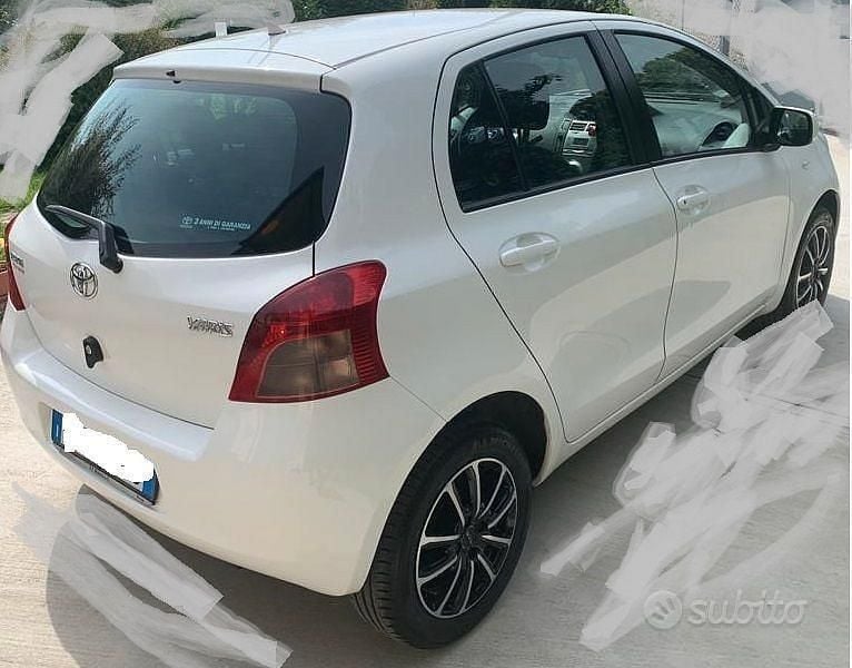 Usata Toyota Yaris Sol 69 CV (50 kW) 2008 Bianco Utilitaria