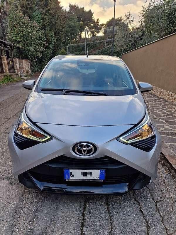 Usata Toyota Aygo Connect Style 72 CV (52 kW) 2022 Argento Utilitaria