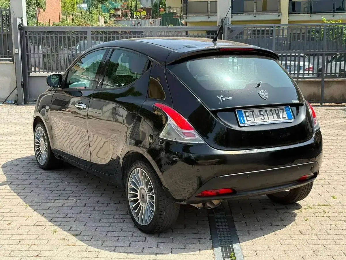 Usata Lancia Ypsilon 69 CV (50 kW) 2014 Nero Utilitaria