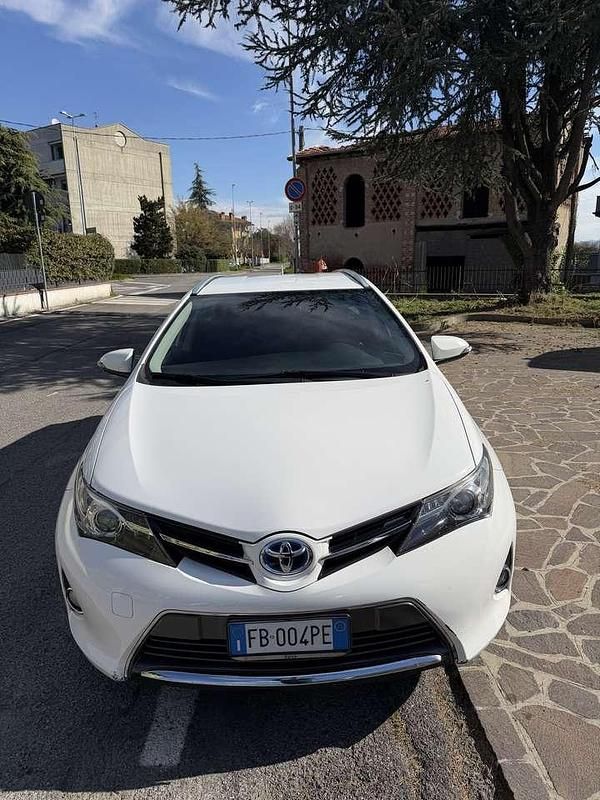 Usata Toyota Auris Hybrid Active 99 CV (72 kW) 2015 Bianco Station wagon