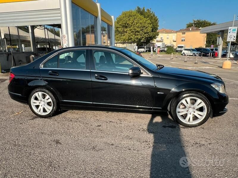 Usata Mercedes C180 122 CV (89 kW) 2010 Nero Berlina