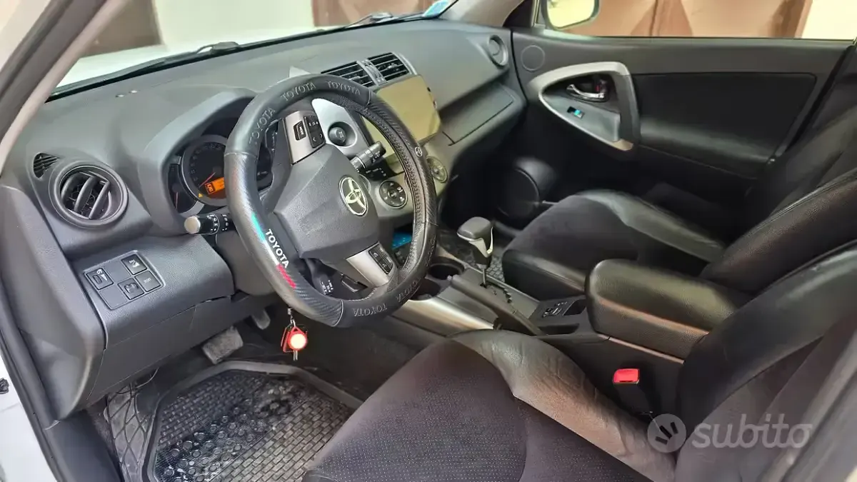 Second-hand Toyota RAV4 150 CP (110 kW) 2012 SUV