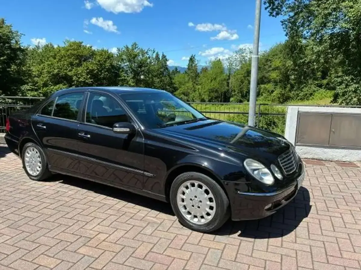Usata Mercedes E220 Elegance 150 CV (110 kW) 2005 Nero met. Berlina