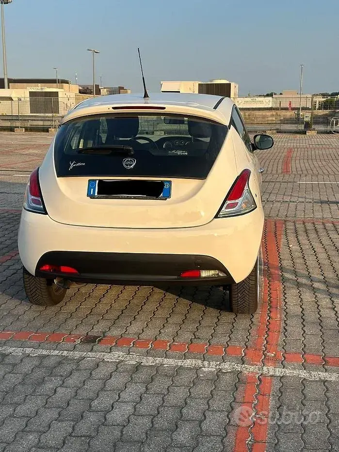Usata Lancia Ypsilon 69 CV (50 kW) 2011 Bianco Utilitaria