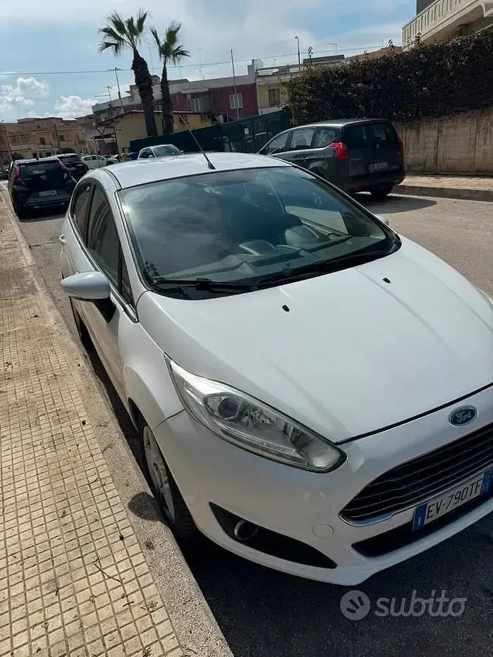 Usata Ford Fiesta 97 CV (71 kW) 2014 Bianco Utilitaria