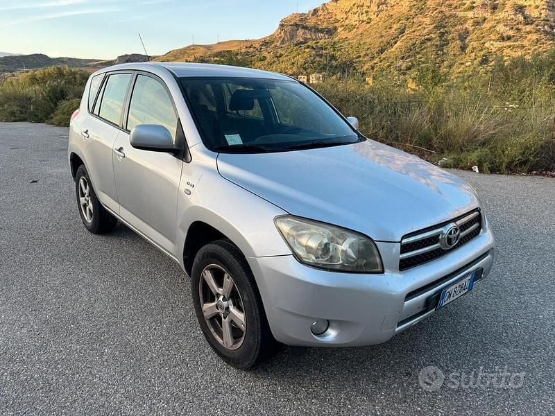 Grigio Usata 2008 Toyota RAV4 Tre volumi | 5000 € (Buon prezzo) - Immagine 1/4