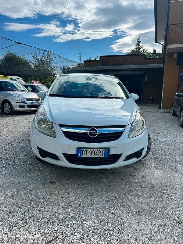 Usata Opel Corsa Cosmo 75 CV (55 kW) 2008 Bianco Utilitaria