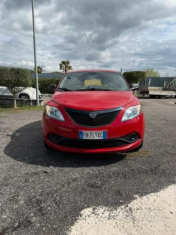 Usata Lancia Ypsilon 69 CV (50 kW) 2018 Rosso Utilitaria