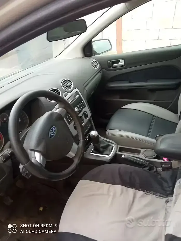 Usado Ford Focus 90 HP (66 kW) 2006 Cinzento Sedan