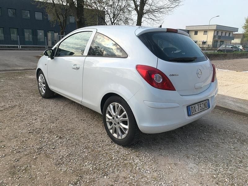 Usata Opel Corsa Enjoy 80 CV (58 kW) 2009 Bianco Utilitaria
