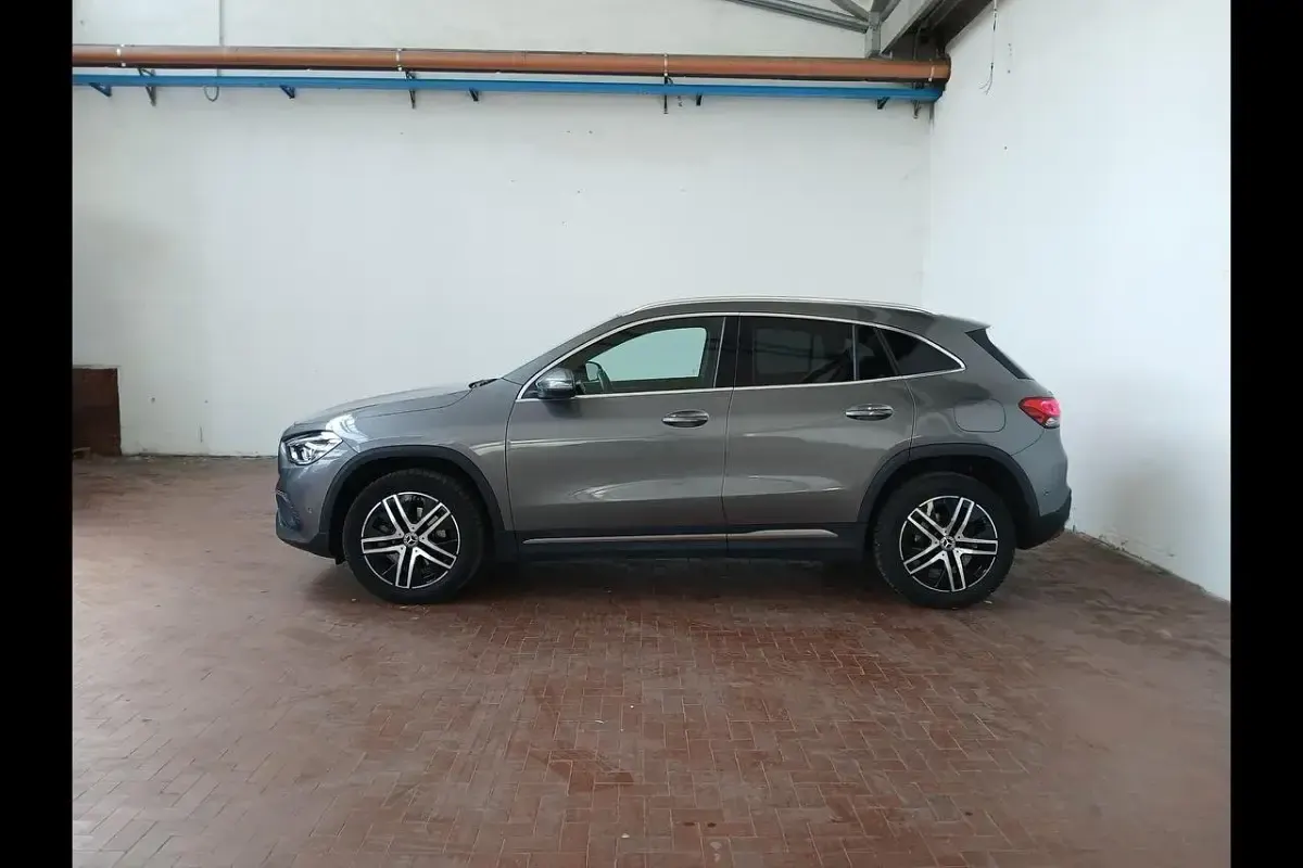 Usata Mercedes GLA200 150 CV (110 kW) 2022 Grigio ardesia SUV
