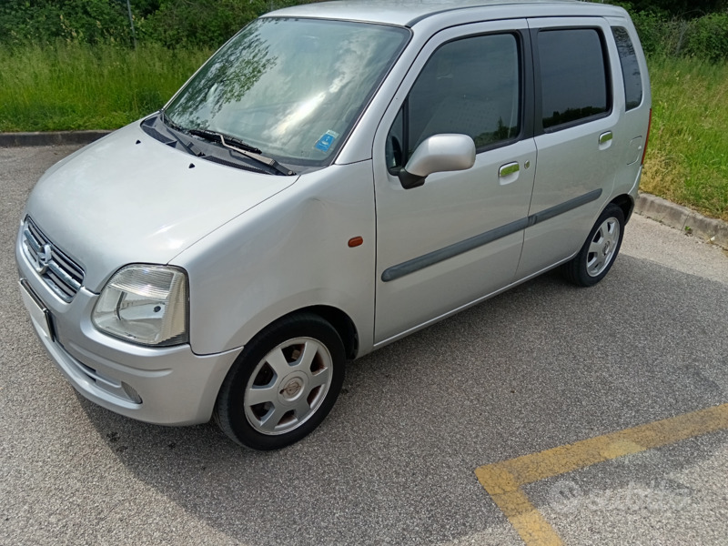 Usato 2003 Opel Agila Benzin (1.350 €)