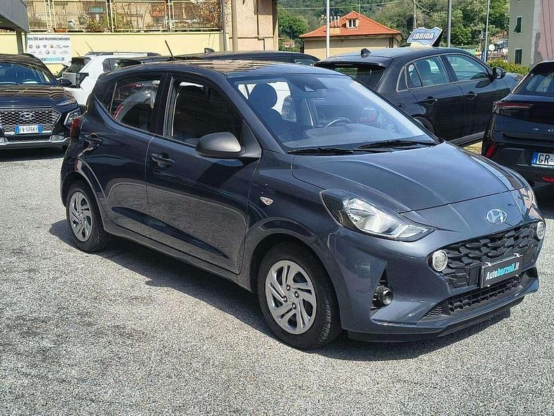 Usado Hyundai i10 Advanced 67 CV (49 kW) 2023 Gris Utilitario