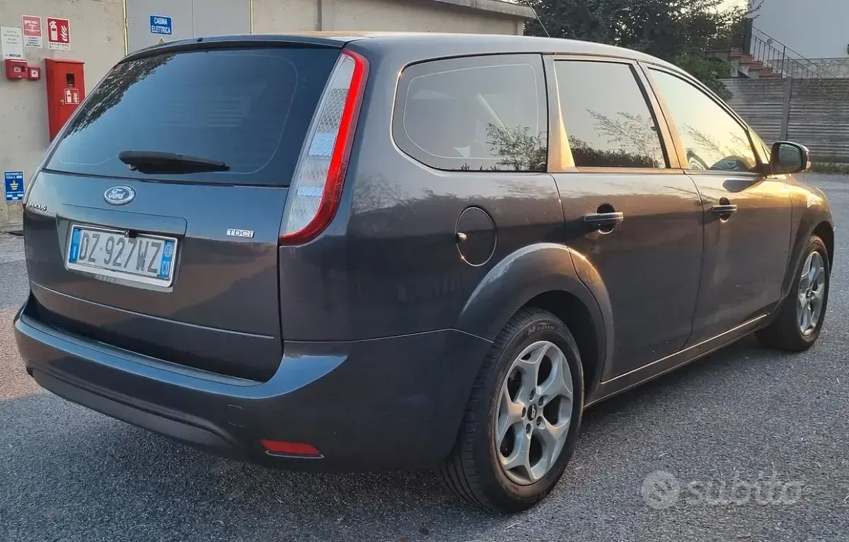 Usata Ford Focus 109 CV (80 kW) 2010 Grigio Station wagon