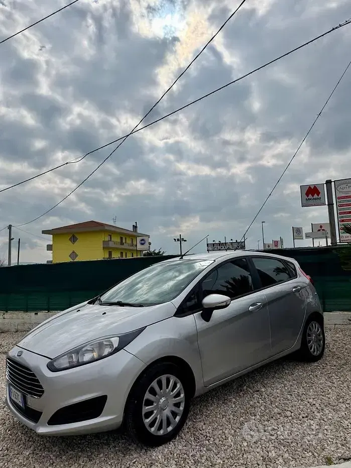 Usata Ford Fiesta 75 CV (55 kW) 2015 Grigio Utilitaria