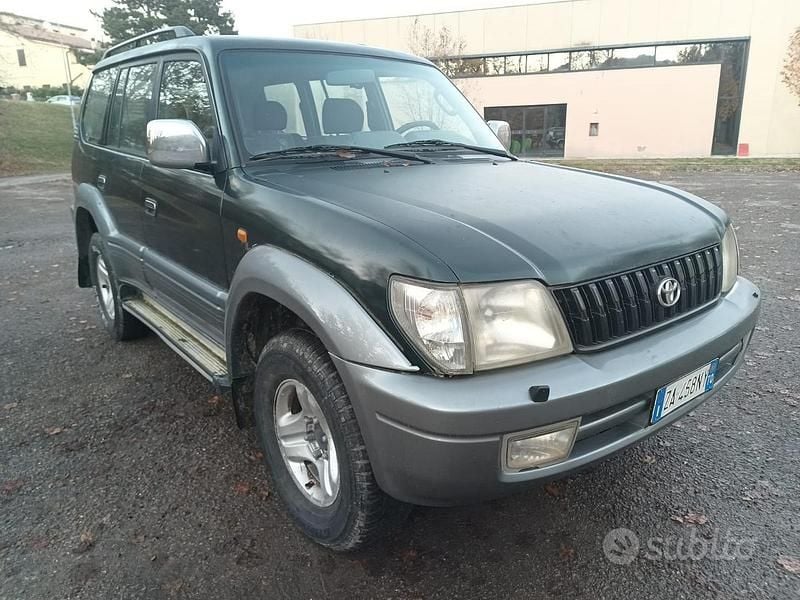 Verde Usata 2001 Toyota Land Cruiser Tre volumi | 9900 € (Buon prezzo) - Immagine 1/4