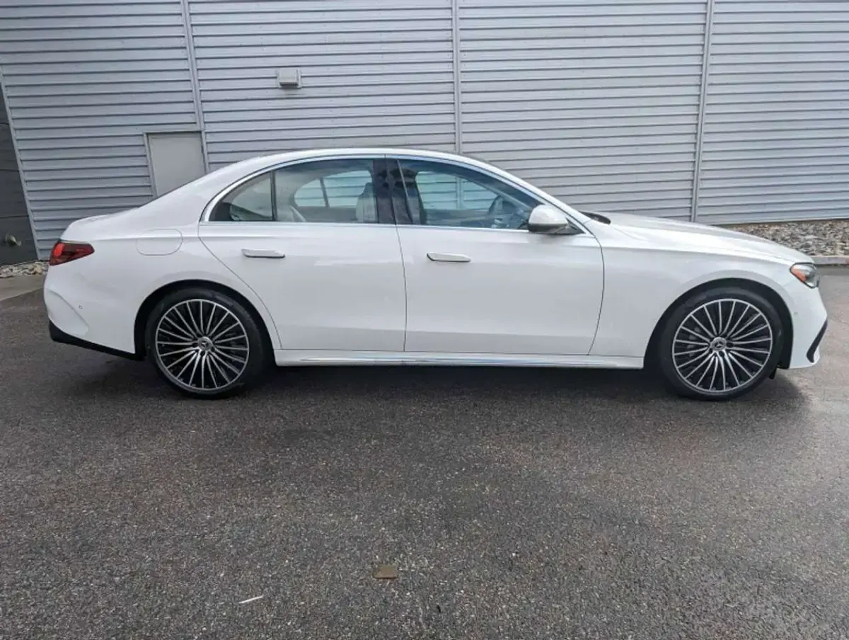 Usata Mercedes E220 AMG Line Premium Plus 197 CV (144 kW) 2024 Argento Berlina