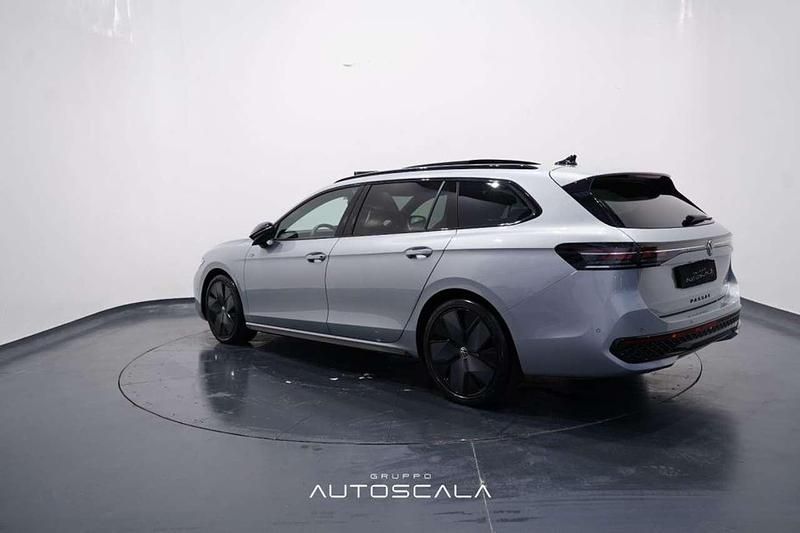 Usata VW Passat R-line 150 CV (110 kW) 2024 Dolomite silver metallizzato Station wagon