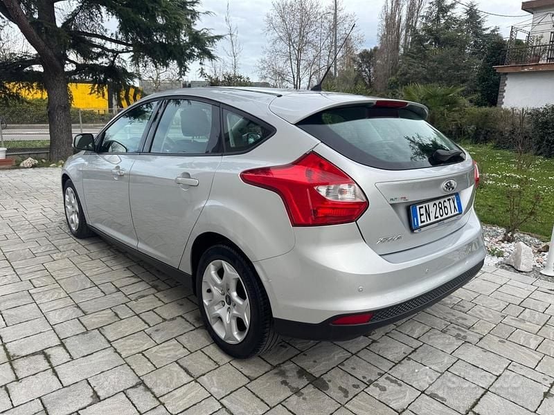 Begagnad Ford Focus 95 HK (69 kW) 2012 Grå Sedan