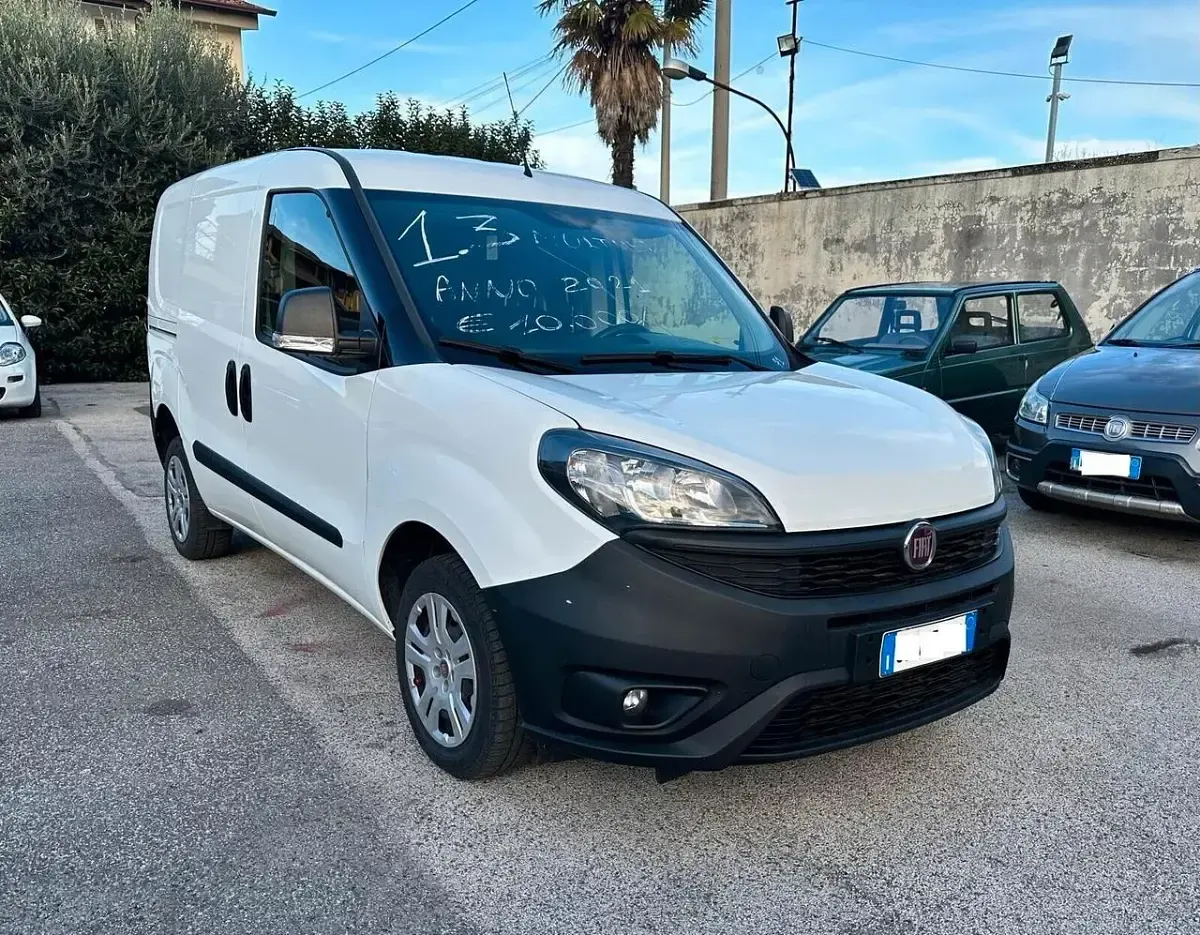 Usata Fiat Doblò Lounge 95 CV (69 kW) 2021 Bianco Monovolume