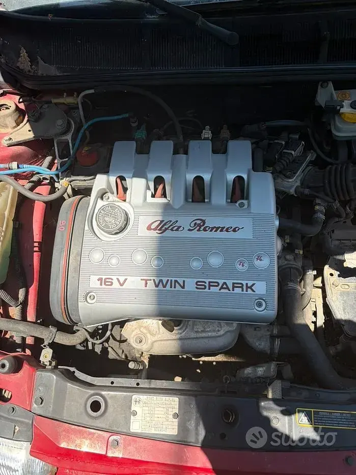 Usata Alfa Romeo 145 103 CV (75 kW) 2000 Rosso Utilitaria