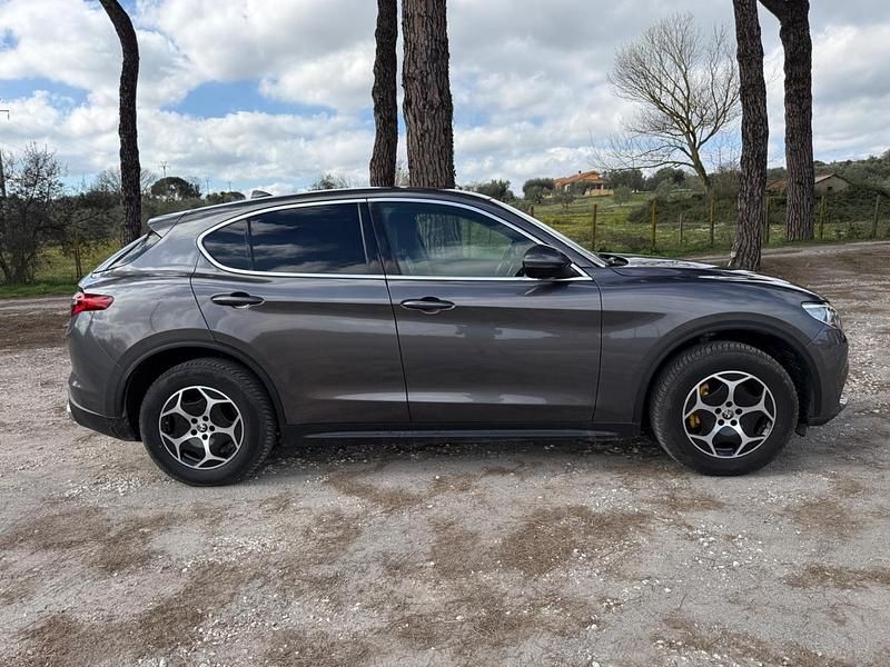 Second-hand Alfa Romeo Stelvio Executive 210 CP (154 kW) 2019 Gri SUV