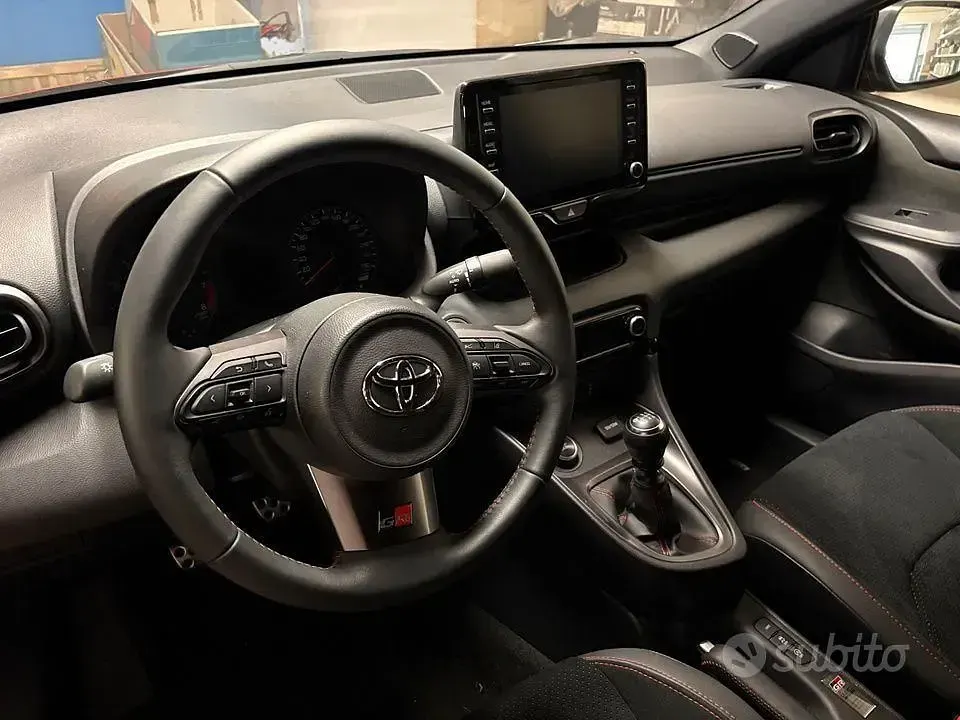 Usata Toyota Yaris 261 CV (191 kW) 2021 Rosso Utilitaria