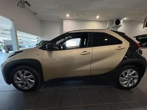 Usata Toyota Aygo X Trend 72 CV (52 kW) 2022 Ginger beige & black met SUV