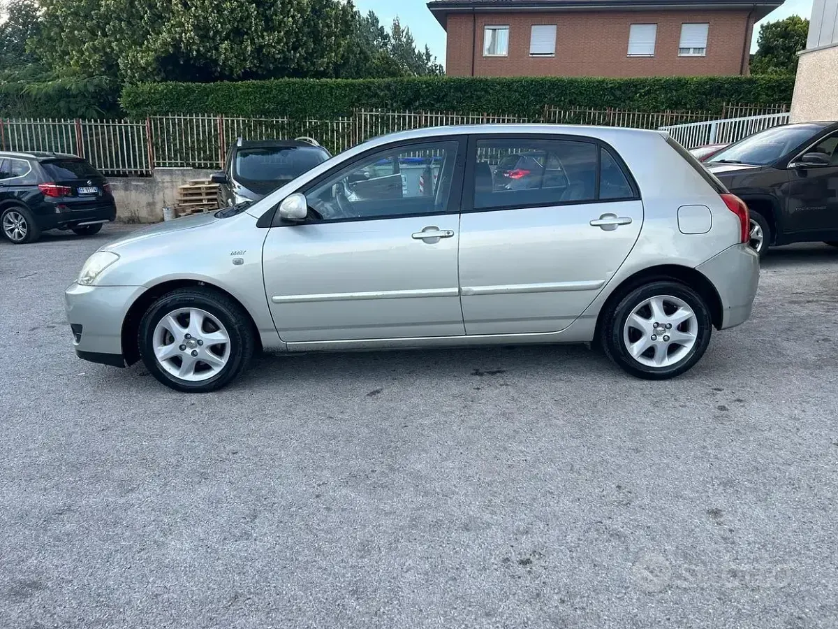 Usata Toyota Corolla 90 CV (66 kW) 2006 Grigio Berlina