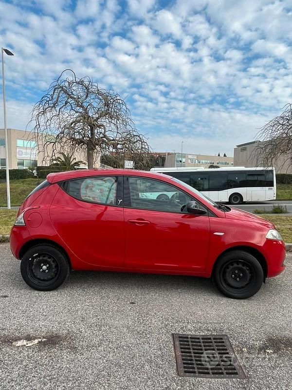 Usata Lancia Ypsilon 69 CV (50 kW) 2015 Rosso Utilitaria