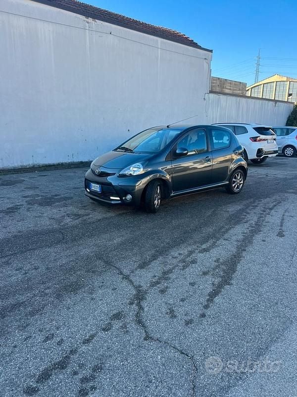 Grigio Usata 2012 Toyota Aygo Due volumi | 4200 € (Ottimo prezzo) - Immagine 1/4