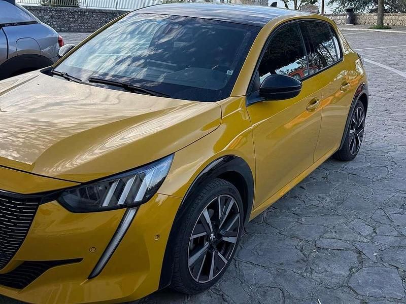 Usata Peugeot 208 GT 102 CV (75 kW) 2022 Oro Utilitaria