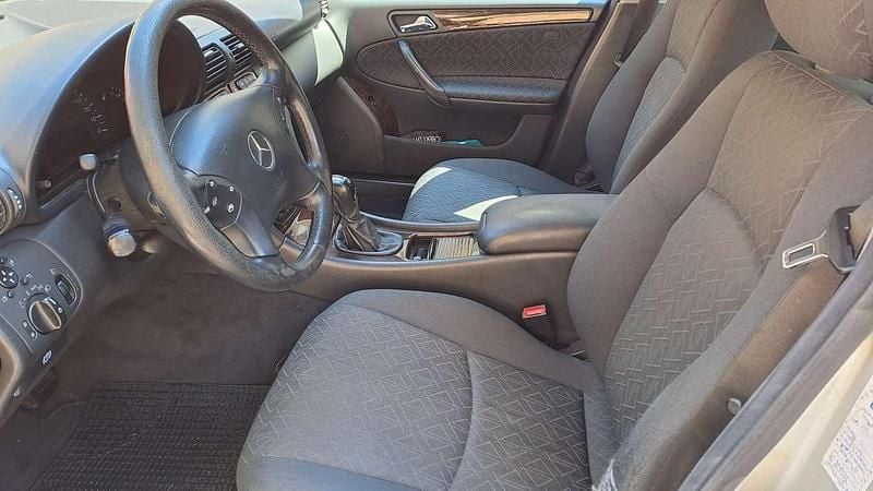 Usata Mercedes C220 Elegance 143 CV (105 kW) 2002 Argento Berlina