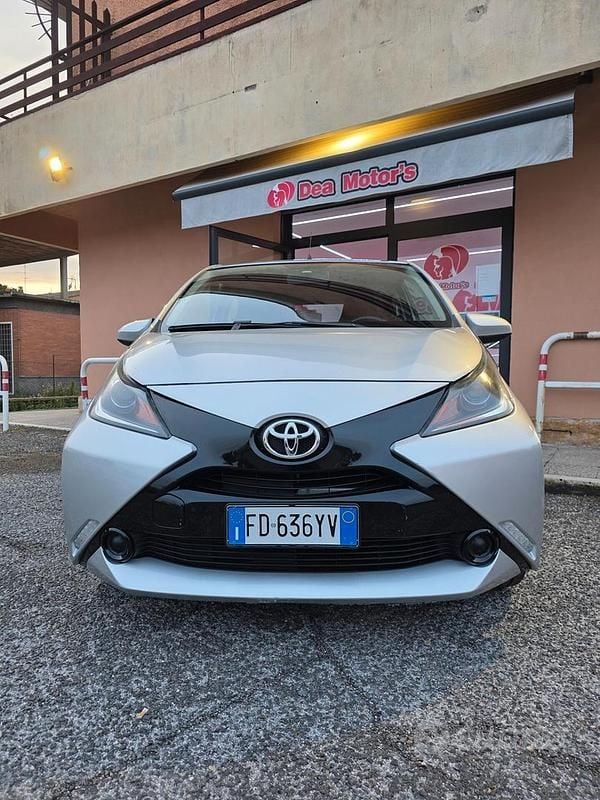 Grigio Usata 2016 Toyota Aygo X-play Due volumi | 8500 € (Buon prezzo) - Immagine 1/4