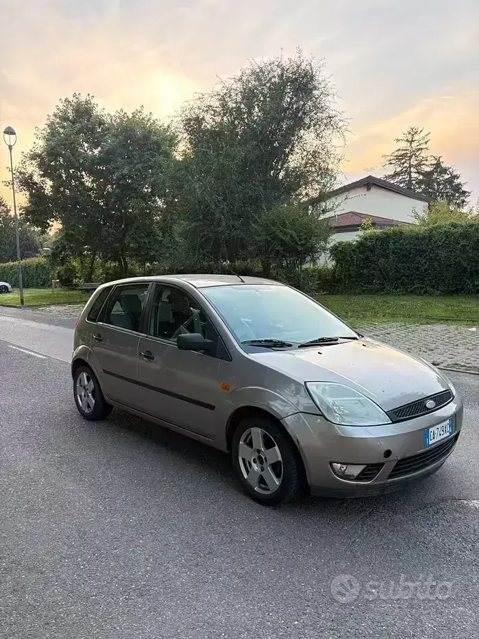 Usata Ford Fiesta 68 CV (50 kW) 2002 Grigio Utilitaria