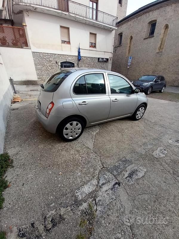 Grigio Usata 2005 Nissan Micra Tre volumi | 1889 € (Cara) - Immagine 1/1