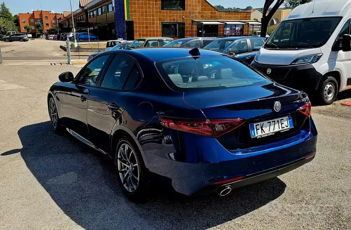 Usata Alfa Romeo Giulia 150 CV (110 kW) 2017 Bluazzurro Berlina