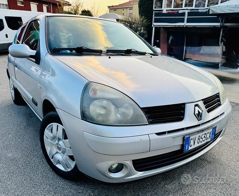Usata Renault Clio II 75 CV (55 kW) 2005 Grigio Berlina