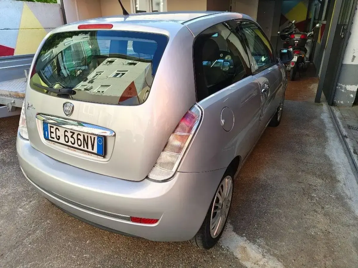 Usata Lancia Ypsilon 69 CV (50 kW) 2011 Argento Utilitaria