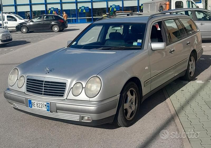 Begagnad Mercedes E200 1999 Grå Kombi