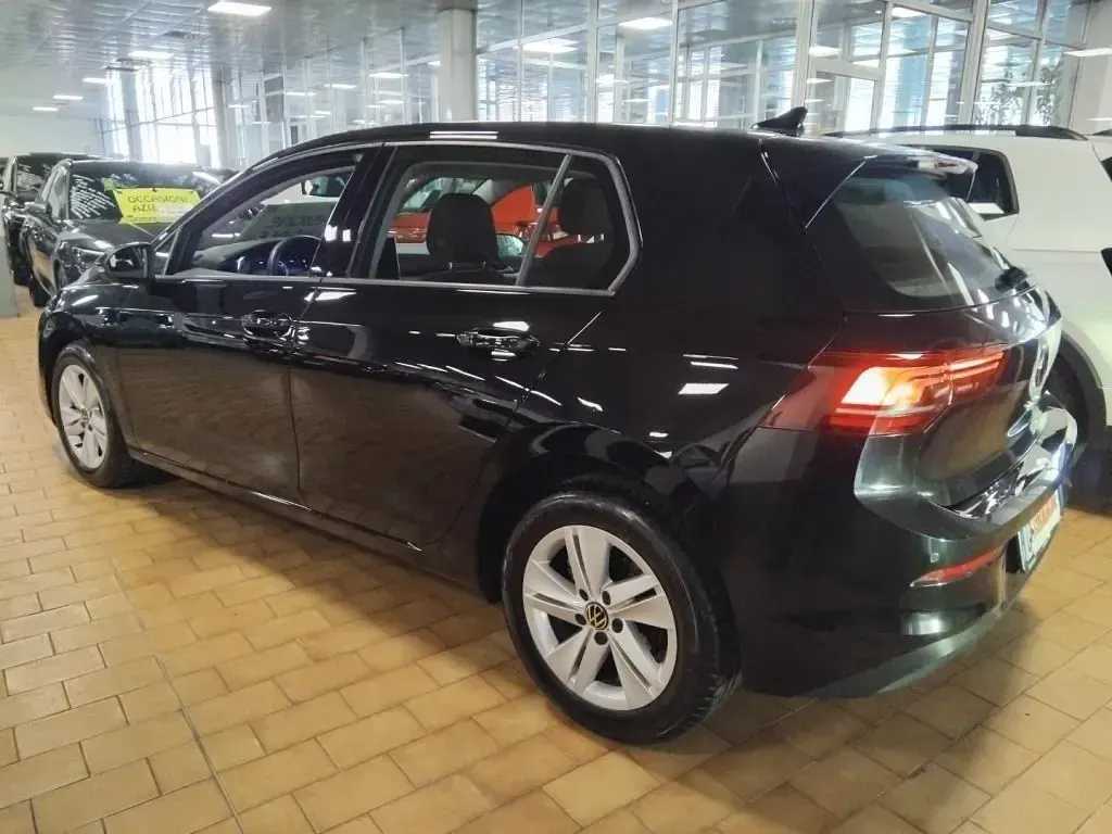 Usata VW Golf VIII Life 116 CV (85 kW) 2025 Grenadill black / metallizzato Berlina