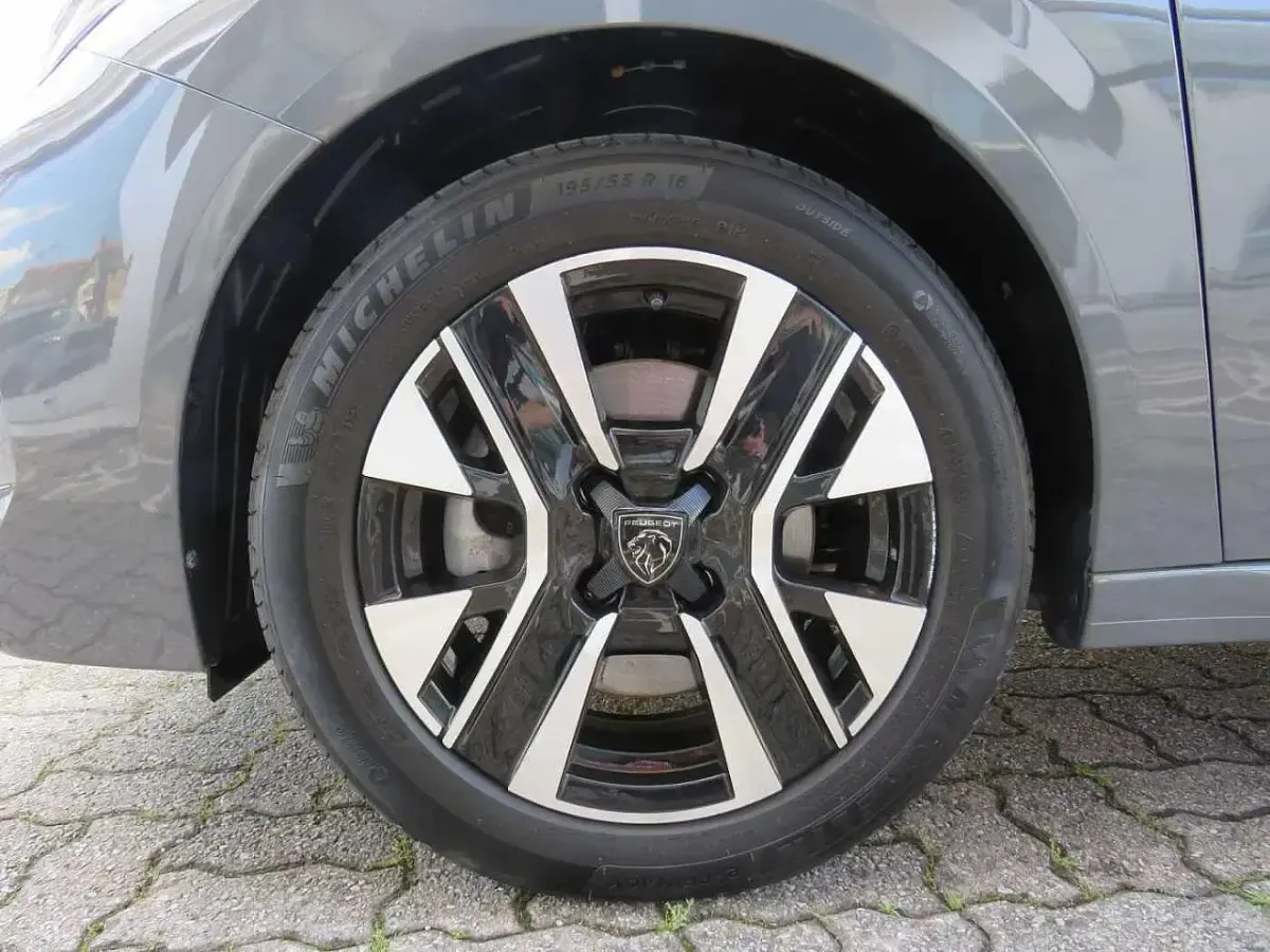 Usata Peugeot 208 Allure 102 CV (75 kW) 2025 Grigio Utilitaria