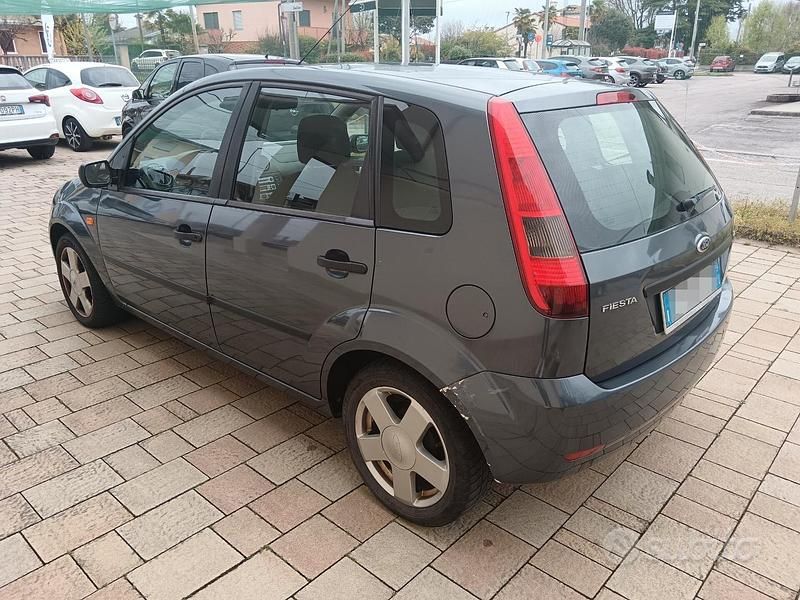 Usata Ford Fiesta Ghia 68 CV (50 kW) 2004 Grigio Utilitaria